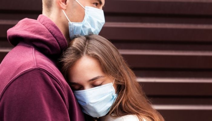 Couple masqué subissant la situation sanitaire 