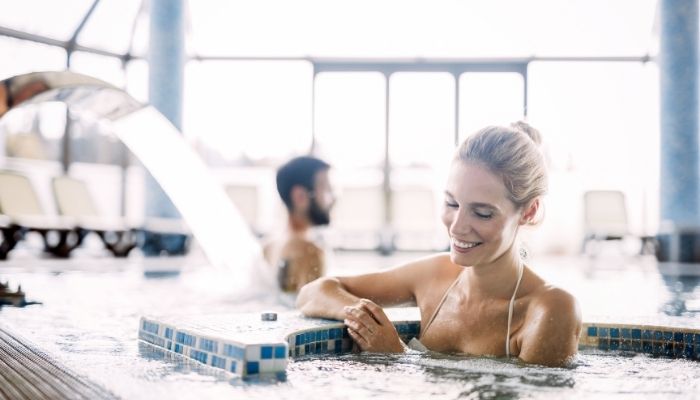 Curiste profitant d'un soins en piscine