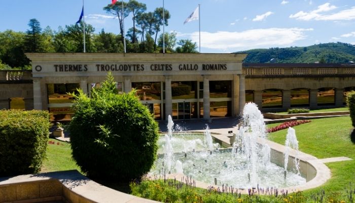 Entrée des thermes de Gréoux-les-Bains