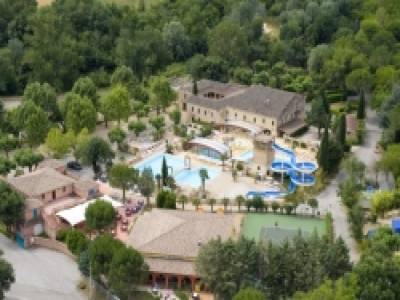 Photo Camping 4 étoiles face aux Thermes des Fumades