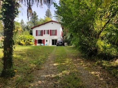 Photo A 1 KM DES THERMES DE CAMBO-LES-BAINS, 2 PIECES EN REZ-DE-CHAUSSEE D'UNE MAISON BASQUE