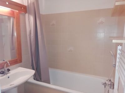 Photo A 900 METRES DES THERMES DE GREOUX, APPARTEMENT 1 CHAMBRE 2EME ETAGE SANS ASCENSEUR