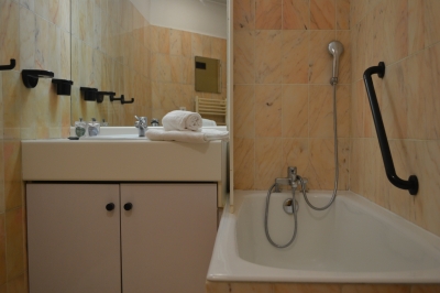 Photo STUDIO POUR 2 PERSONNES, EN CENTRE-VILLE DE BRIDES ET A 200 M DES THERMES - B25 -