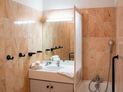 Photo STUDIO POUR 2 PERSONNES, EN CENTRE-VILLE DE BRIDES ET A 200 M DES THERMES - B25 -
