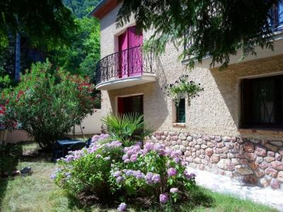 Photo En rez-de-chaussée d'une maison, 2 pièces à 300 mètres des Thermes ...