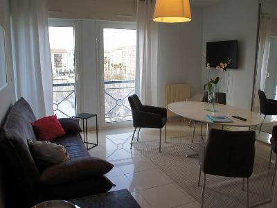 Photo Vue sur le port, appartement avec une chambre séparée de 45m2