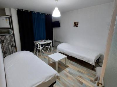 Photo Studio meubl&eacute; &agrave; 750 m des thermes de Bagnoles-de-l&rsquo;Orne avec balcon